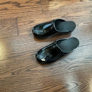 Dansko black patent open back clogs size 38 (8-8 1/2)